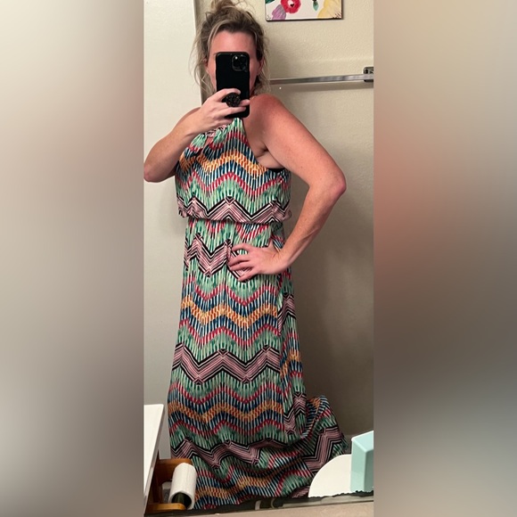 XL Dressy, Colorful maxi dress. Pretty neck cut-out & a 🎀 to secure the neck! - Picture 3 of 7